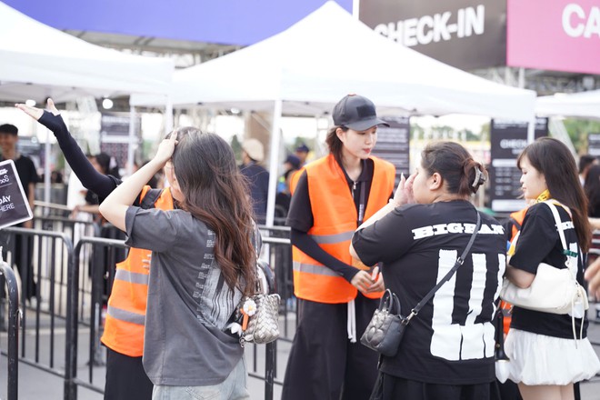 Fan BigBang biến sân Mỹ Đình thành sàn diễn thời trang trước giờ concert- Ảnh 5.