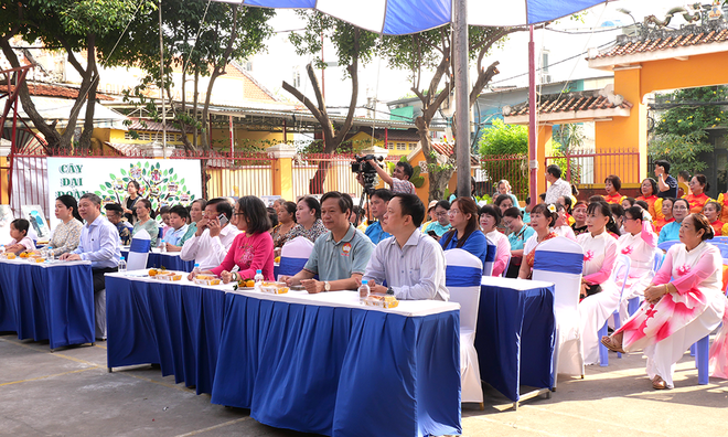 Chủ tịch Hội Liên hiệp Phụ nữ TPHCM dự Ngày hội Đại đoàn kết tại Khu phố 13 phường Bình Thạnh - Ảnh 3.