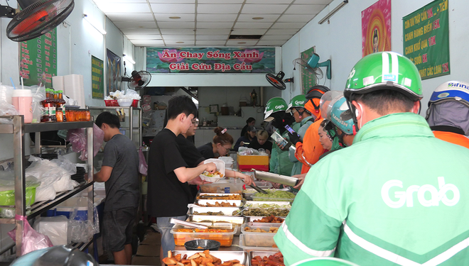 TPHCM: Các dịch vụ chay quá tải trong ngày Rằm tháng Giêng- Ảnh 8.