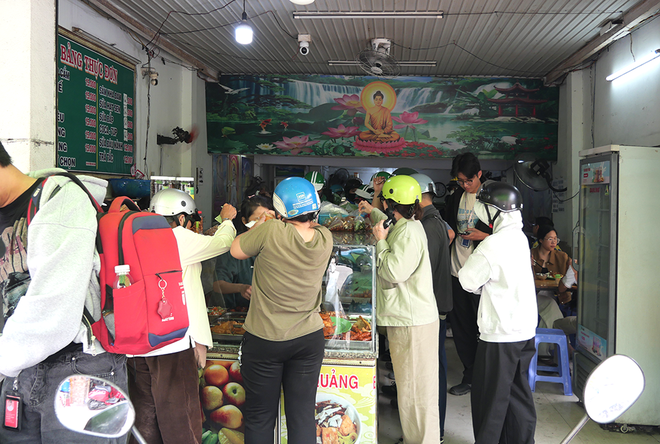 TPHCM: Các dịch vụ chay quá tải trong ngày Rằm tháng Giêng- Ảnh 9.