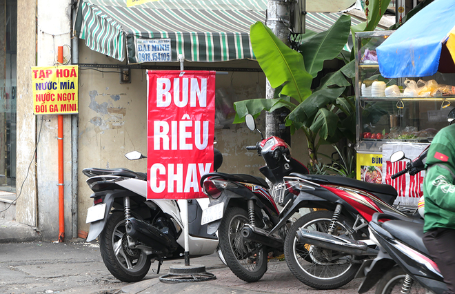 TPHCM: Các dịch vụ chay quá tải trong ngày Rằm tháng Giêng- Ảnh 3.