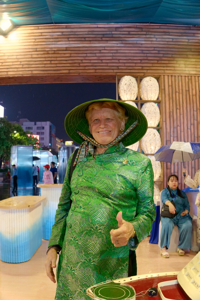 Lễ hội Áo dài TPHCM 2026 khai màn dưới mưa vẫn lung linh rực rỡ- Ảnh 12.