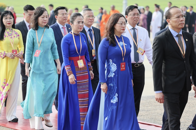 Đoàn đại biểu dự Đại hội MTTQ Việt Nam lần thứ XI vào Lăng viếng Chủ tịch Hồ Chí Minh- Ảnh 4.