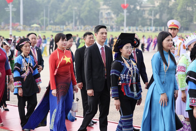Đoàn đại biểu dự Đại hội MTTQ Việt Nam lần thứ XI vào Lăng viếng Chủ tịch Hồ Chí Minh- Ảnh 6.