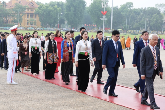 Đoàn đại biểu dự Đại hội MTTQ Việt Nam lần thứ XI vào Lăng viếng Chủ tịch Hồ Chí Minh- Ảnh 5.