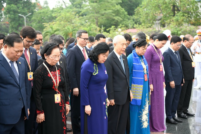 Đoàn đại biểu dự Đại hội MTTQ Việt Nam lần thứ XI vào Lăng viếng Chủ tịch Hồ Chí Minh- Ảnh 8.