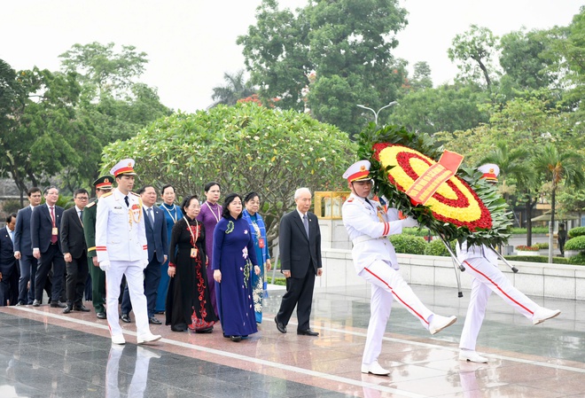 Đoàn đại biểu dự Đại hội MTTQ Việt Nam lần thứ XI vào Lăng viếng Chủ tịch Hồ Chí Minh- Ảnh 7.