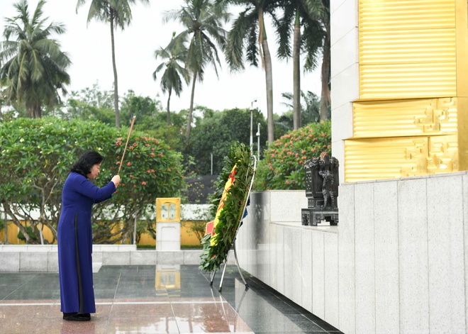 Đoàn đại biểu dự Đại hội MTTQ Việt Nam lần thứ XI vào Lăng viếng Chủ tịch Hồ Chí Minh- Ảnh 9.