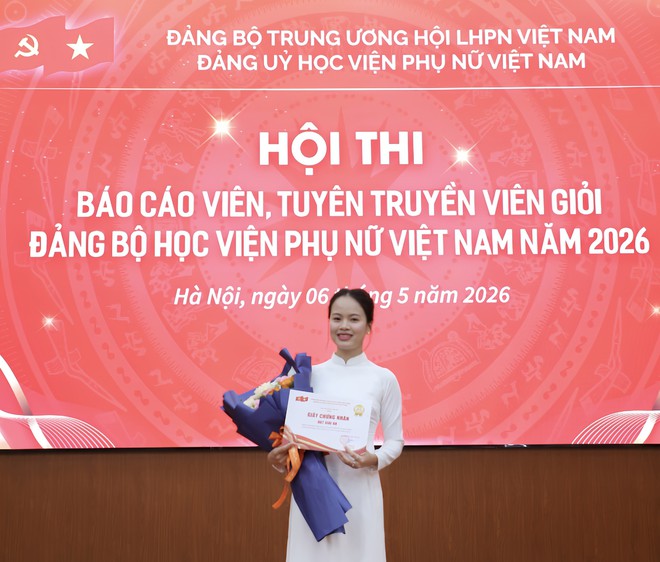 Nữ sinh viên dân tộc Tày Nữ sinh viên dân tộc Tày