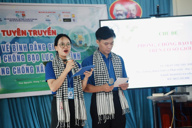Nữ sinh viên dân tộc Tày Nữ sinh viên dân tộc Tày