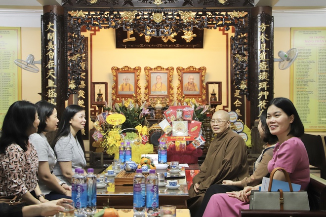 Phó Chủ tịch Hội LHPN Việt Nam Nguyễn Thị Thu Hiền chúc mừng Đại lễ Phật đản- Ảnh 4.
