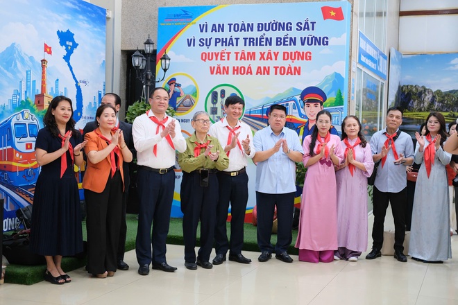 Chuyến tàu đặc biệt kỷ niệm 85 năm ngày thành lập Đội TNTP Hồ Chí Minh- Ảnh 2. Chuyến tàu đặc biệt kỷ niệm 85 năm ngày thành lập Đội TNTP Hồ Chí Minh- Ảnh 2.