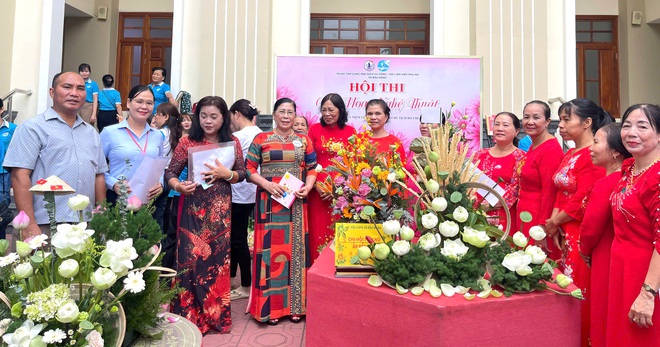 TPHCM: Phụ nữ xã Bàu Bàng thi cắm hoa mừng sinh nhật Bác- Ảnh 1. TPHCM: Phụ nữ xã Bàu Bàng thi cắm hoa mừng sinh nhật Bác- Ảnh 1.