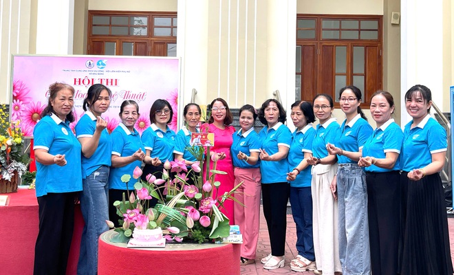 TPHCM: Phụ nữ xã Bàu Bàng thi cắm hoa mừng sinh nhật Bác- Ảnh 4. TPHCM: Phụ nữ xã Bàu Bàng thi cắm hoa mừng sinh nhật Bác- Ảnh 4.