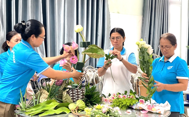 TPHCM: Phụ nữ xã Bàu Bàng thi cắm hoa mừng sinh nhật Bác- Ảnh 3. TPHCM: Phụ nữ xã Bàu Bàng thi cắm hoa mừng sinh nhật Bác- Ảnh 3.