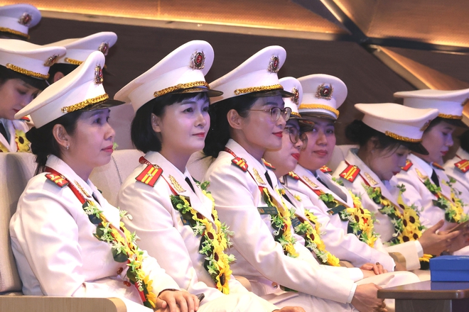 Trao 25 Giải thưởng "Phụ nữ Công an tiêu biểu" và biểu dương 68 "Nữ Công an cơ sở xuất sắc"- Ảnh 3.