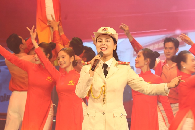 Trao 25 Giải thưởng "Phụ nữ Công an tiêu biểu" và biểu dương 68 "Nữ Công an cơ sở xuất sắc"- Ảnh 13.
