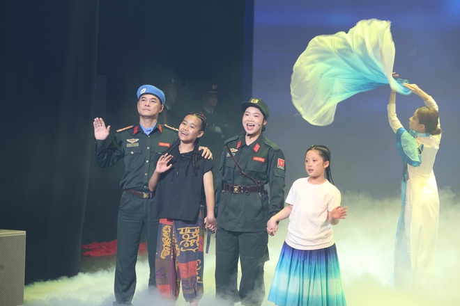 Trao 25 Giải thưởng "Phụ nữ Công an tiêu biểu" và biểu dương 68 "Nữ Công an cơ sở xuất sắc"- Ảnh 10.