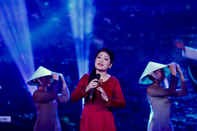 Sâu lắng, xúc động đêm nghệ thuật "Sáng mãi tên Người"- Ảnh 2. Sâu lắng, xúc động đêm nghệ thuật "Sáng mãi tên Người"- Ảnh 2.