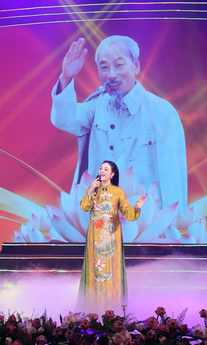 Sâu lắng, xúc động đêm nghệ thuật "Sáng mãi tên Người"- Ảnh 3. Sâu lắng, xúc động đêm nghệ thuật "Sáng mãi tên Người"- Ảnh 3.