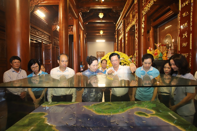 Chủ tịch Hội LHPN Việt Nam Lê Thị Thủy dâng hương tại Bến tàu không số K15, Hải Phòng- Ảnh 5.