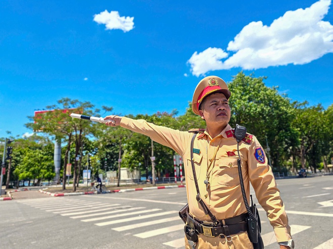 Giữa "chảo lửa" hơn 40 độ C: Cảnh sát giao thông Hà Nội bám chốt giữ nhịp đường phố- Ảnh 4. Giữa "chảo lửa" hơn 40 độ C: Cảnh sát giao thông Hà Nội bám chốt giữ nhịp đường phố- Ảnh 4.