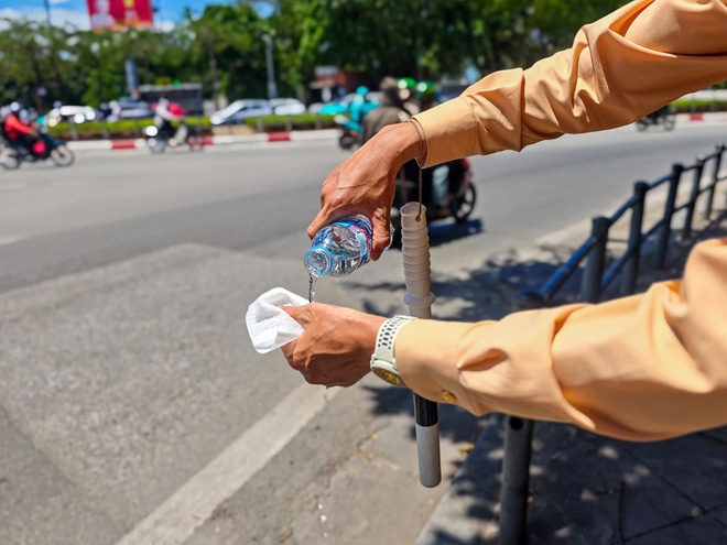 Giữa "chảo lửa" hơn 40 độ C: Cảnh sát giao thông Hà Nội bám chốt giữ nhịp đường phố- Ảnh 9. Giữa "chảo lửa" hơn 40 độ C: Cảnh sát giao thông Hà Nội bám chốt giữ nhịp đường phố- Ảnh 9.