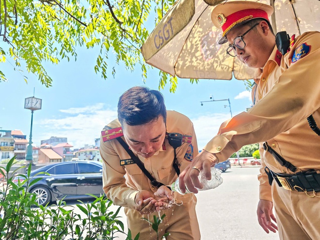 Giữa "chảo lửa" hơn 40 độ C: Cảnh sát giao thông Hà Nội bám chốt giữ nhịp đường phố- Ảnh 7. Giữa "chảo lửa" hơn 40 độ C: Cảnh sát giao thông Hà Nội bám chốt giữ nhịp đường phố- Ảnh 7.
