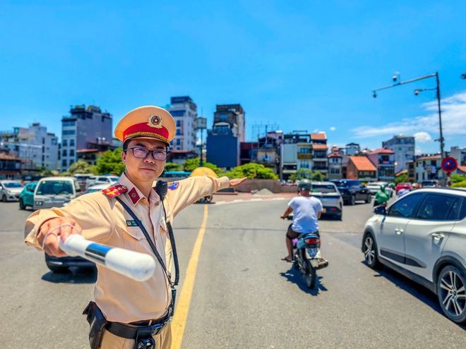 Giữa "chảo lửa" hơn 40 độ C: Cảnh sát giao thông Hà Nội bám chốt giữ nhịp đường phố- Ảnh 3. Giữa "chảo lửa" hơn 40 độ C: Cảnh sát giao thông Hà Nội bám chốt giữ nhịp đường phố- Ảnh 3.
