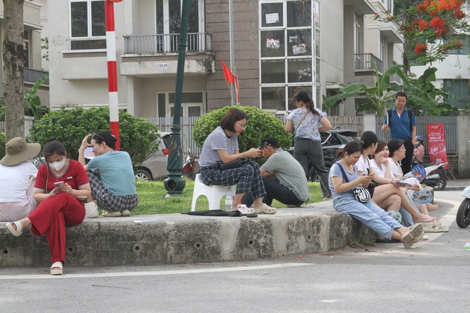 Thi vào lớp 10 ở Hà Nội: Cha mẹ không quản vất vả đồng hành cùng con- Ảnh 2.