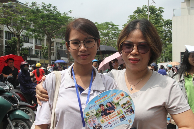Thi vào lớp 10 ở Hà Nội: Thí sinh hào hứng với đề Ngữ văn, tự tin làm bài tốt- Ảnh 8.