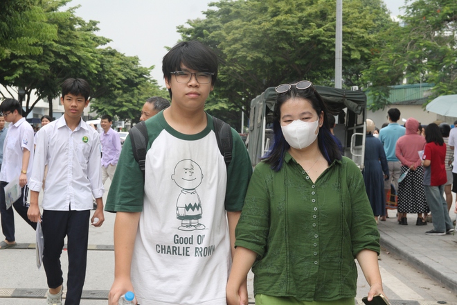 Thi vào lớp 10 ở Hà Nội: Thí sinh hào hứng với đề Ngữ văn, tự tin làm bài tốt- Ảnh 7.