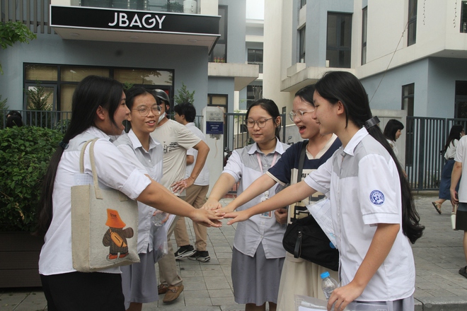 Thi vào lớp 10 ở Hà Nội: Thí sinh hào hứng với đề Ngữ văn, tự tin làm bài tốt- Ảnh 10.
