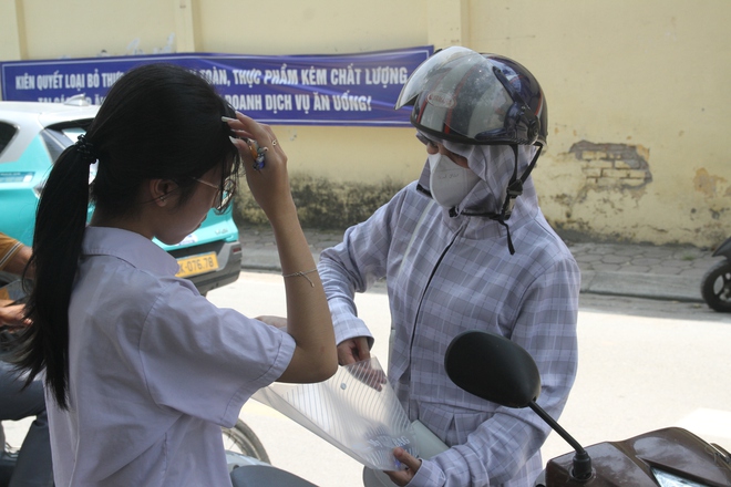 Thi vào lớp 10 ở Hà Nội: Thí sinh bắt đầu làm bài thi môn Ngoại ngữ- Ảnh 1.