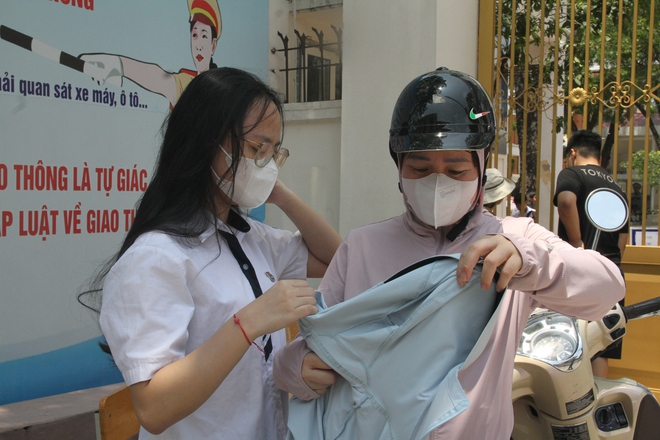 Thi vào lớp 10 ở Hà Nội: Thí sinh bắt đầu làm bài thi môn Ngoại ngữ- Ảnh 4.