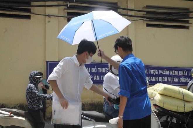 Thi vào lớp 10 ở Hà Nội: Thí sinh bắt đầu làm bài thi môn Ngoại ngữ- Ảnh 7.