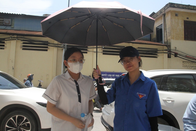 Thi vào lớp 10 ở Hà Nội: Thí sinh bắt đầu làm bài thi môn Ngoại ngữ- Ảnh 8.
