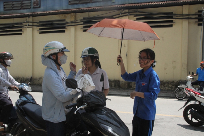 Thi vào lớp 10 ở Hà Nội: Thí sinh bắt đầu làm bài thi môn Ngoại ngữ- Ảnh 6.