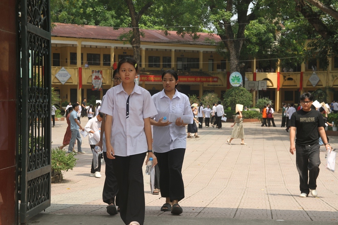 Thi vào lớp 10 ở Hà Nội: Đề Toán vừa sức, phần lớn học sinh có thể đạt từ 7 điểm trở lên- Ảnh 2.