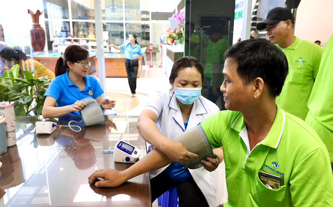 TPHCM: Tặng quà, khám sức khỏe cho hàng trăm công nhân tại xã Hưng Long- Ảnh 6.