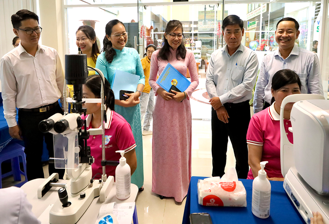 TPHCM: Tặng quà, khám sức khỏe cho hàng trăm công nhân tại xã Hưng Long- Ảnh 5.