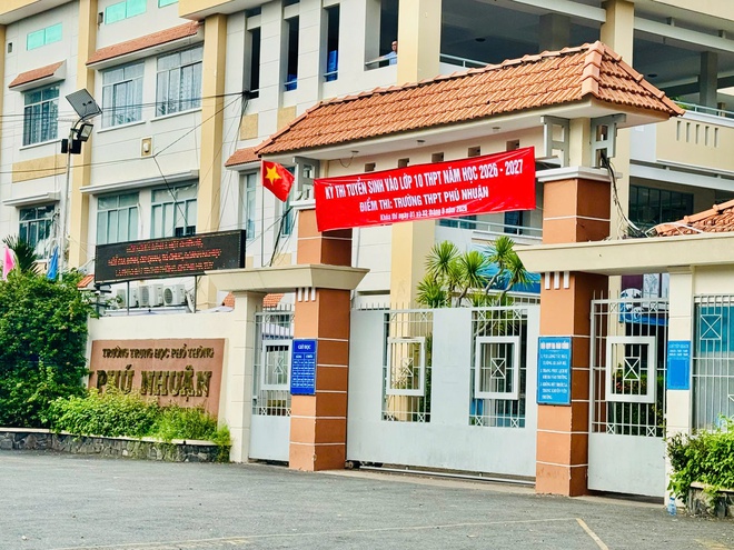 TPHCM: Xúc động mẹ đơn thân sát cánh bên con trong kỳ thi tuyển vào lớp 10- Ảnh 2. TPHCM: Xúc động mẹ đơn thân sát cánh bên con trong kỳ thi tuyển vào lớp 10- Ảnh 2.