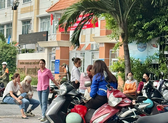 TPHCM: Xúc động mẹ đơn thân sát cánh bên con trong kỳ thi tuyển vào lớp 10- Ảnh 1. TPHCM: Xúc động mẹ đơn thân sát cánh bên con trong kỳ thi tuyển vào lớp 10- Ảnh 1.