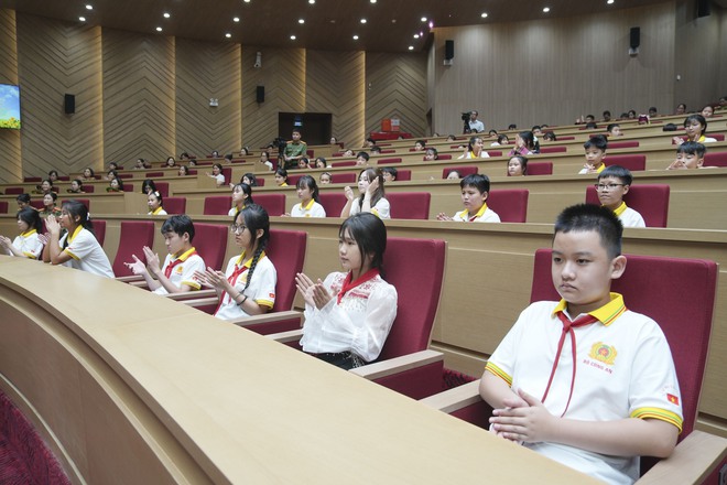 Bộ Công an gặp mặt, biểu dương 150 con cán bộ, chiến sĩ, thương binh, liệt sĩ, con đỡ đầu- Ảnh 7. Bộ Công an gặp mặt, biểu dương 150 con cán bộ, chiến sĩ, thương binh, liệt sĩ, con đỡ đầu- Ảnh 7.