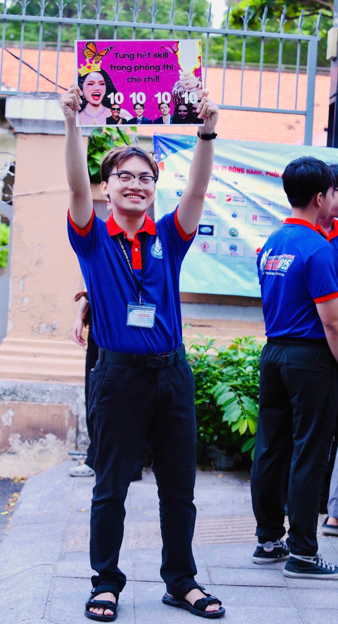 TPHCM: Lãnh đạo Thành phố động viên thí sinh trước giờ làm bài thi tốt nghiệp THPT năm 2026- Ảnh 5. TPHCM: Lãnh đạo Thành phố động viên thí sinh trước giờ làm bài thi tốt nghiệp THPT năm 2026- Ảnh 5.