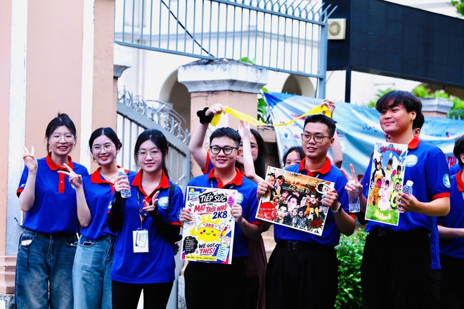 TPHCM: Lãnh đạo Thành phố động viên thí sinh trước giờ làm bài thi tốt nghiệp THPT năm 2026- Ảnh 4. TPHCM: Lãnh đạo Thành phố động viên thí sinh trước giờ làm bài thi tốt nghiệp THPT năm 2026- Ảnh 4.