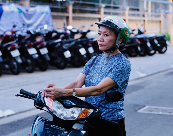 TPHCM: Lãnh đạo Thành phố động viên thí sinh trước giờ làm bài thi tốt nghiệp THPT năm 2026- Ảnh 8. TPHCM: Lãnh đạo Thành phố động viên thí sinh trước giờ làm bài thi tốt nghiệp THPT năm 2026- Ảnh 8.