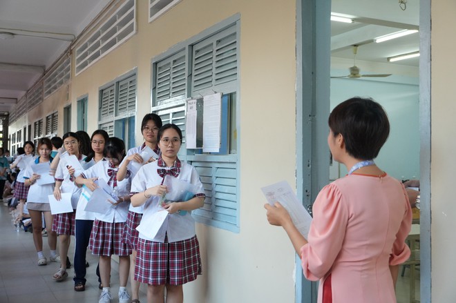 Thi tốt nghiệp THPT 2026: Thí sinh kỳ vọng chủ đề về AI, tuổi trẻ vào đề môn Ngữ văn- Ảnh 7.