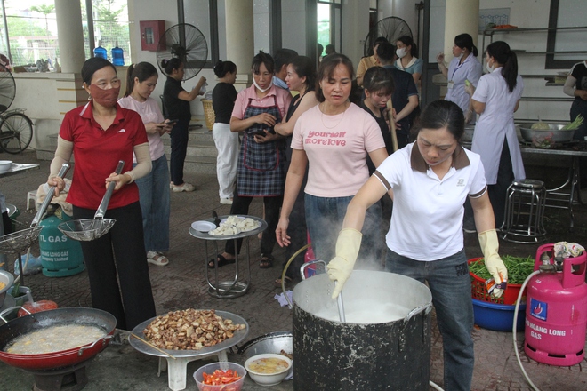 Người dân chung tay, mời cỗ sĩ tử- Ảnh 7. Người dân chung tay, mời cỗ sĩ tử- Ảnh 7.