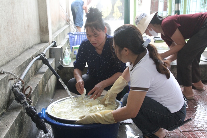 Người dân chung tay, mời cỗ sĩ tử- Ảnh 4. Người dân chung tay, mời cỗ sĩ tử- Ảnh 4.